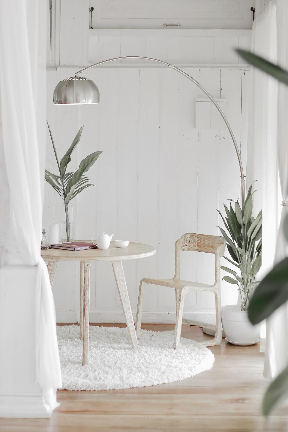 Coin salon minimaliste et lumineux